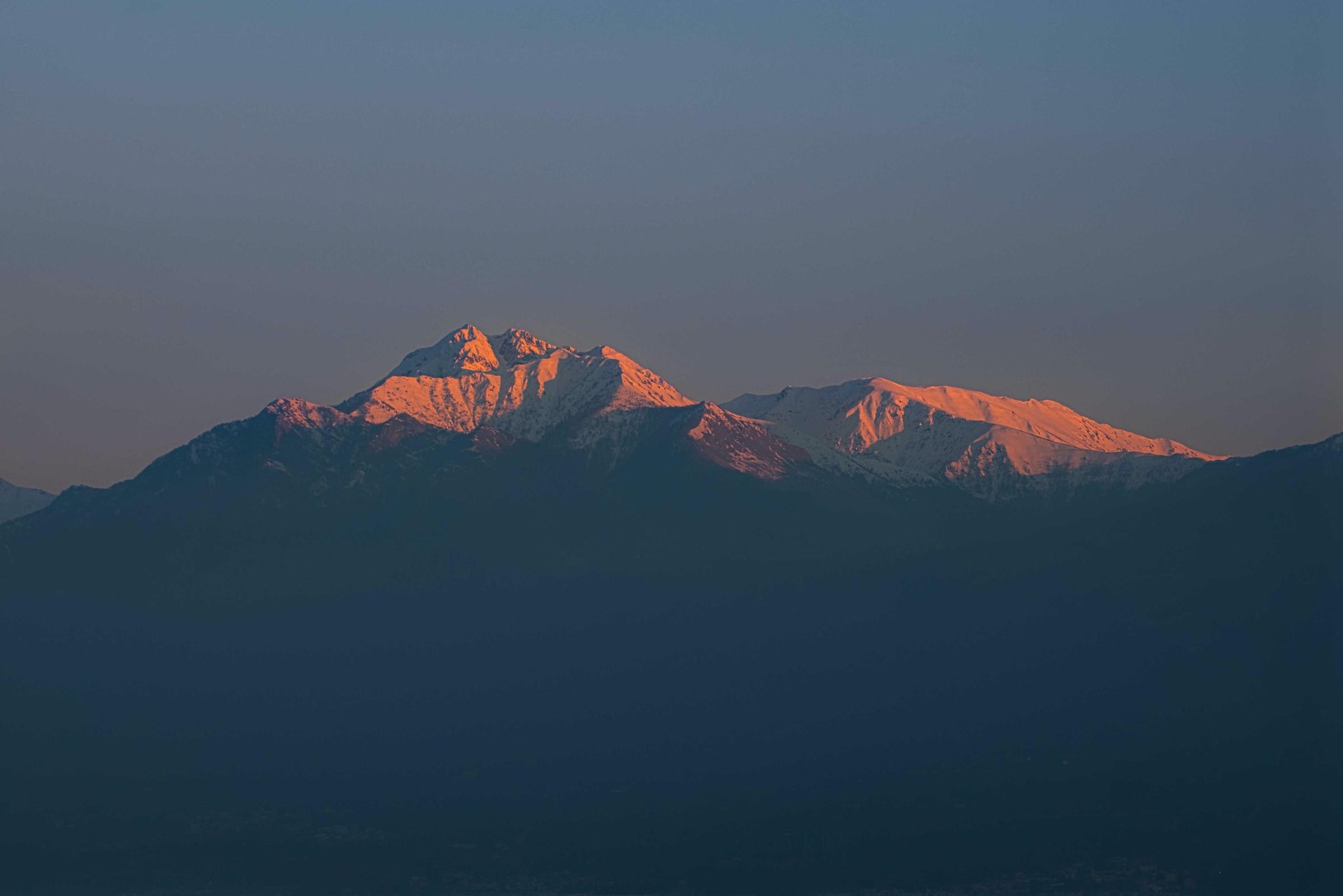 Mountain range lit by the last sun of the day